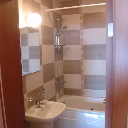 Spring Court Apartment Warna
